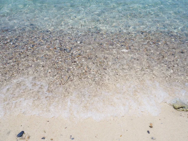 Морська хвиля візерунок на гальковому пляжі — стокове фото