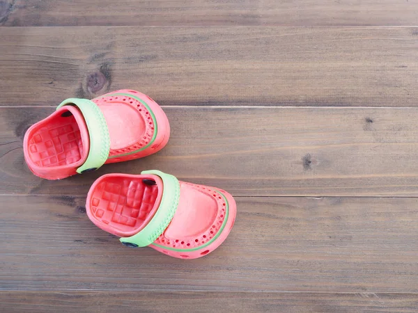 Kinder rubber sandalen op houten achtergrond — Stockfoto