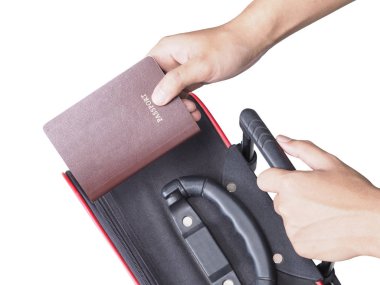 hunan el pasaport beyaz arkasında izole bavul üzerinde tutarak