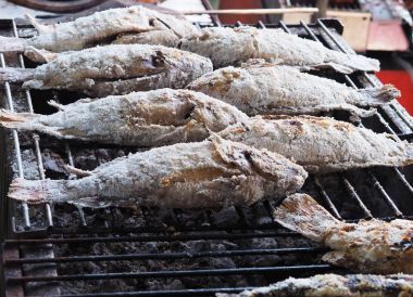 Tuz kabuklu ızgara balık ocakta