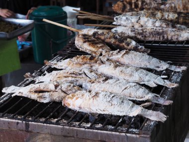 Tuz kabuklu ızgara balık ocakta