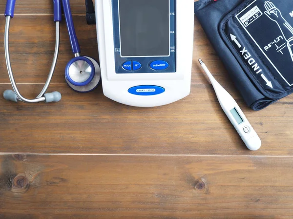 Монитор давления крови, стетоскоп и термометр — стоковое фото