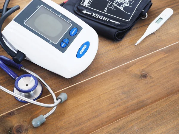 Bloeddrukmonitor, stethoscoop en thermometer — Stockfoto
