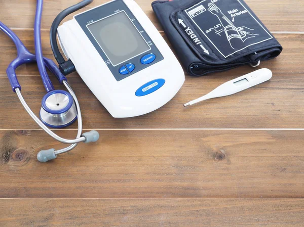 Monitor de presión arterial, estetoscopio y termómetro — Foto de Stock