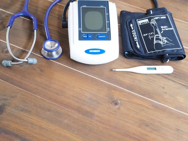 Monitor de presión arterial, estetoscopio y termómetro — Foto de Stock