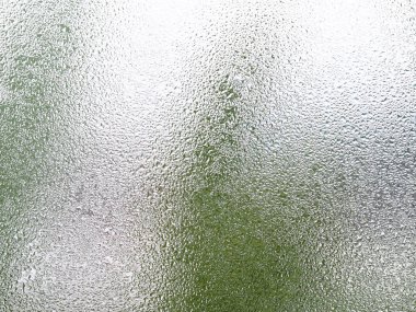 Şeffaf camlara su damlaları 