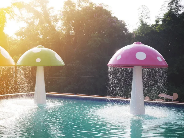Kleurrijke paddestoel fonteinen in het waterpark — Stockfoto
