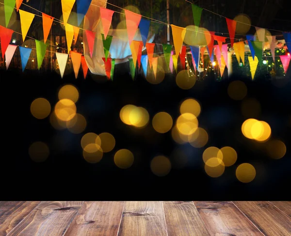 Pavimento in legno e bandiere colorate sopra bokeh per arredamento festa notturna — Foto Stock