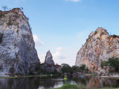 Khao Ngoo Rock Park veya Thueak Khao Ngu, Ratchaburi Eyaleti, Tayland mavi gökyüzüne karşı yüksek dağ.