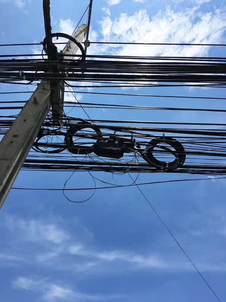 Elektrische paal en draden over blauwe hemel — Stockfoto