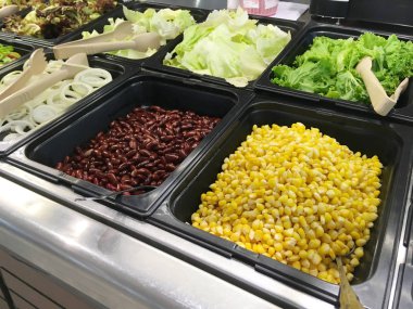 süpermarkette çeşitli sebzeli salata barı.