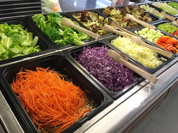 süpermarkette çeşitli sebzeli salata barı.