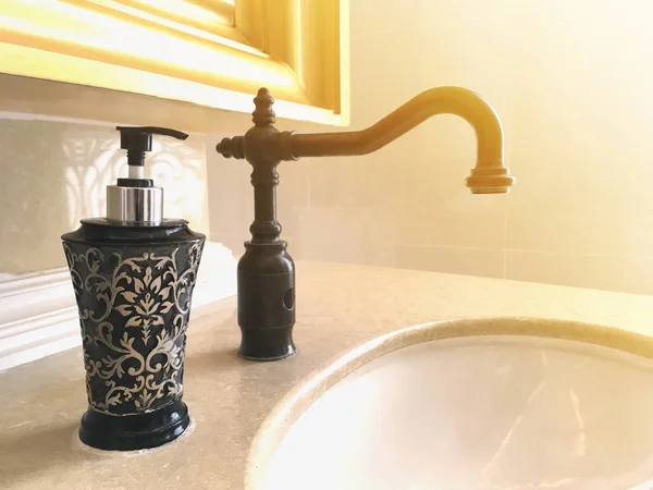 Schwarzer Vintage-Wasserhahn und Flasche Flüssigseife im Badezimmer — Stockfoto