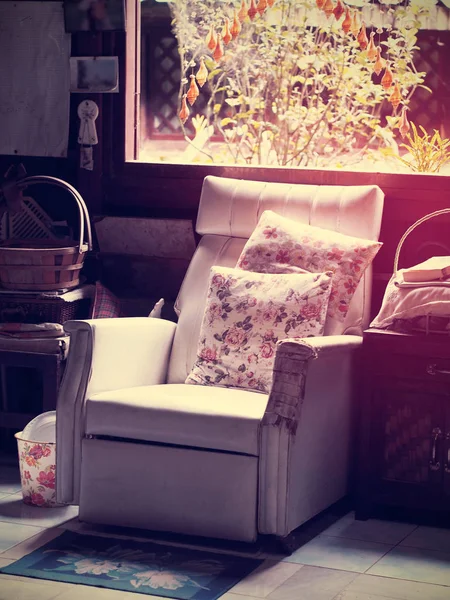 Винтажный белый старый диван у окна в тесной гостиной — стоковое фото