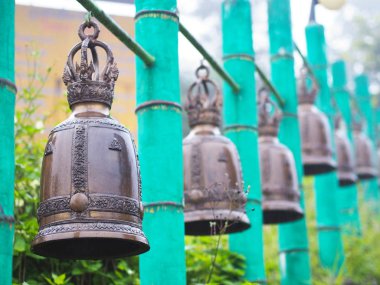 Çan üst üste kadar asılı Tapınağı'nda yağmur sırasında kapatın