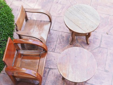 Bahçe ahşap mobilya ile havadan görünümü 