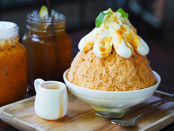 çay Bingsu (Kore tatlı) ahşap plaka üzerinde süt.
