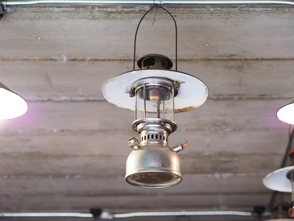 Vintage lamp licht opknoping onder plafond — Stockfoto