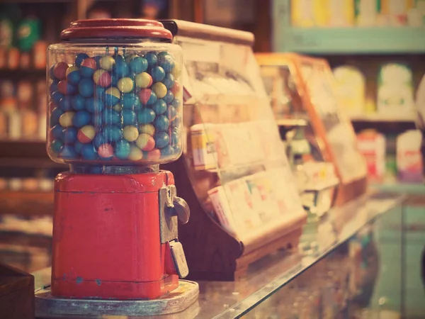 Gamble eggs in vintage gumball machine at grocery store — Stock Photo, Image