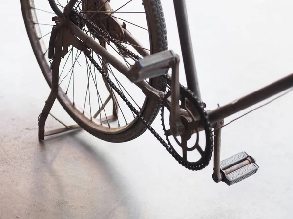 Ruota posteriore del vecchio parcheggio biciclette — Foto Stock