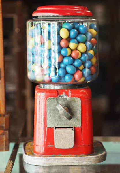Glücksspiel Eier in Vintage-Gummiball-Maschine im Lebensmittelgeschäft — Stockfoto