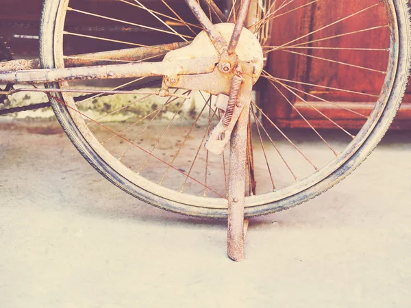 Πίσω τροχός του παλιού στάθμευσης ποδηλάτων — Φωτογραφία Αρχείου