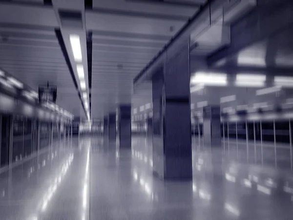空旷黑暗地铁站的模糊抽象内部 — 图库照片