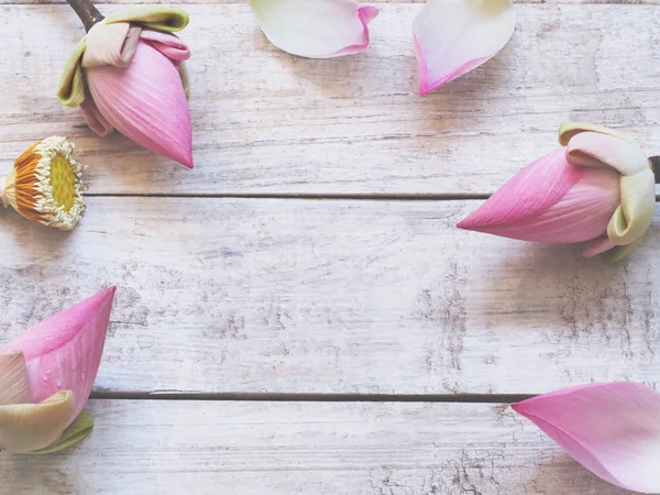Flores de loto rosa sobre mesa de madera . —  Fotos de Stock