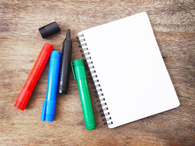 Marker Kalem ve defter ahşap arka plan üzerinde. Üstten Görünüm.