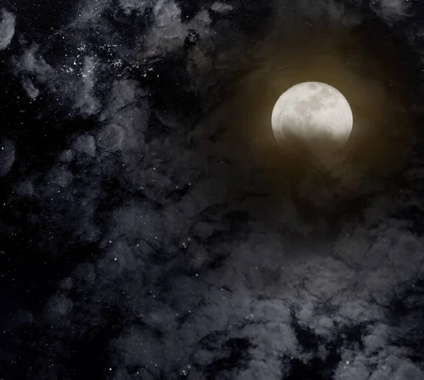 Nachtelijke hemel met de volle maan voor halloween achtergrond. — Stockfoto