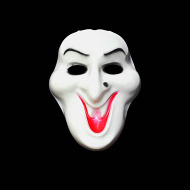 Cadılar Bayramı maskesi ile beyaz arka plan üzerinde siyah kumaş kukuleta