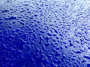 mavi plastik yüzey zemin üzerine su damlaları