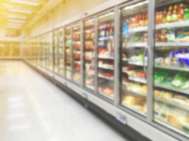supermark buzdolabına çeşitli ürünlerin arka plan bulanıklık
