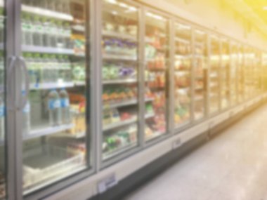 supermark buzdolabına çeşitli ürünlerin arka plan bulanıklık