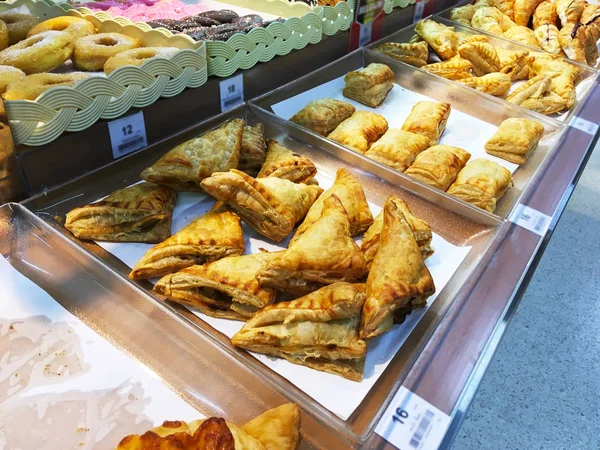 Выставка хлебобулочных изделий на полке в супермаркете — стоковое фото