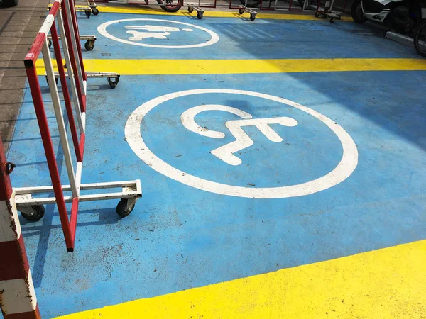 Sign and symbol of reserved parking area for disabled person and — Stock Photo, Image