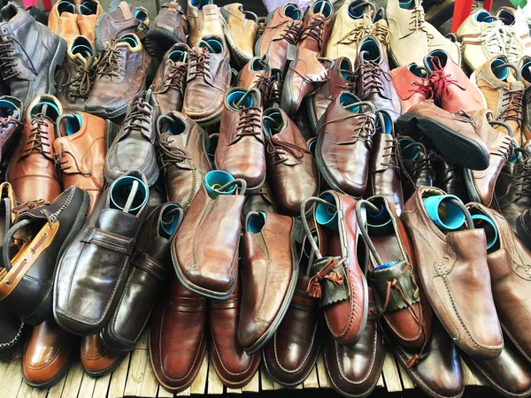 Stapel Second-Hand-Schuhe im Regal auf Wochenendmarkt. — Stockfoto