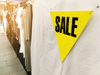 Siyah açıklamalarıyla Satılık Pamuk Kumaş backgroud department store ile sarı banner. 