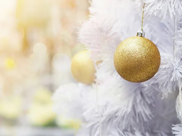 Крупним планом золоті блискучі кульки на білому ялиновому сосновому дереві — стокове фото