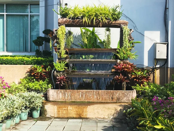 Piccola cascata verticale artificiale per giardino decorato — Foto Stock