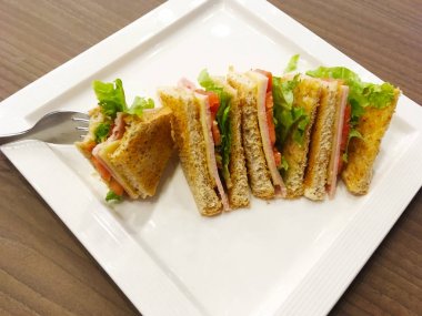 Sandviç kepekli ekmek beyaz plaka üzerinde