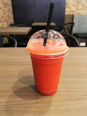 smoothie meyve içki ahşap masa üzerinde bardak 