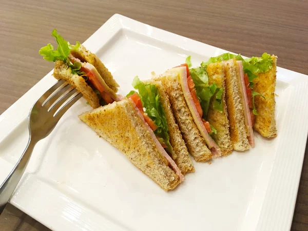 Pão de trigo integral sanduíche em prato branco — Fotografia de Stock