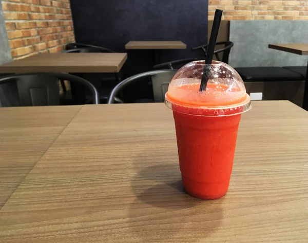Glas smoothie fruktdrink på träbord — Stockfoto