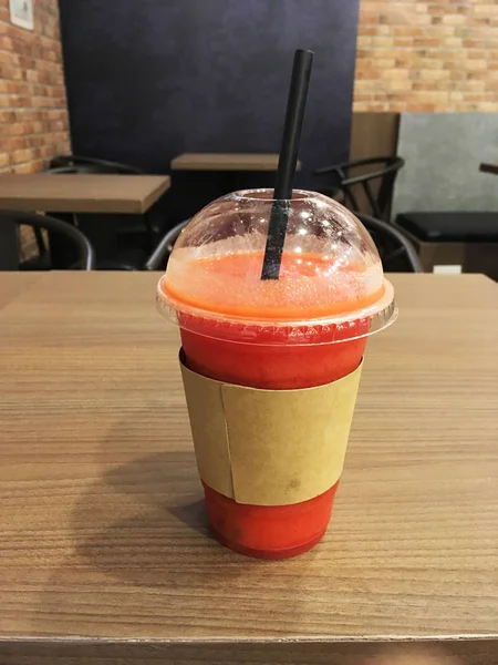 Smoothie meyve içki ahşap masa üzerinde bardak — Stok fotoğraf