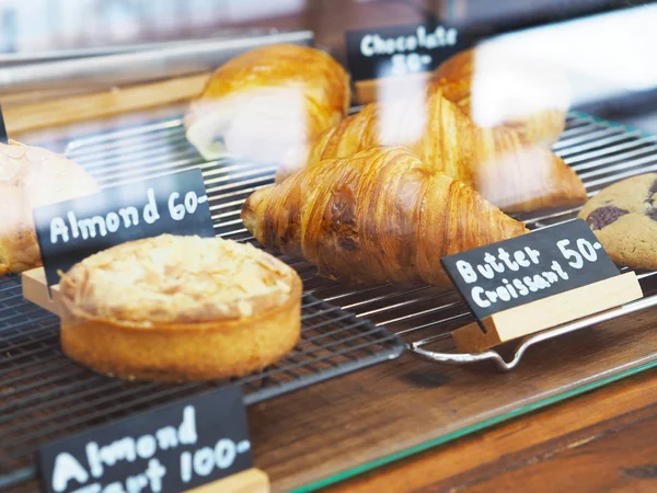 Croissant de mantequilla casera y galletas en la panadería . — Foto de Stock