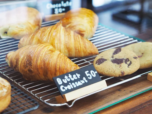 Croissant de mantequilla casera y galletas en la panadería . — Foto de Stock