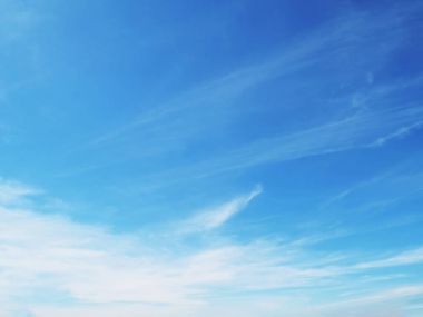 Mavi gökyüzü ve beyaz bulutlar 