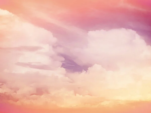Céu colorido abstrato com fundo de nuvens brancas — Fotografia de Stock