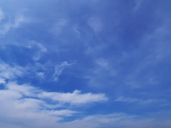 Céu azul e nuvens brancas — Fotografia de Stock